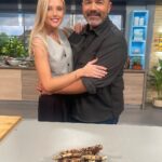 Konstantina Kommata Instagram - Μοναδικός σεφ, εξαιρετικός οικοδεσπότης, υπέροχος άνθρωπος και εγώ πολύ τυχερή που είχα την ευκαιρία να μαγειρέψουμε παρέα νοστιμιές αποκλειστικά με ελληνικά προϊόντα 👨🏻‍🍳👩🏼‍🍳! Σήμερα στις 14:00 στην @ertofficial!! @lagosandreas είσαι φως ✨ Σε ευχαριστώ πολύ! #popmageiriki #ert1 🍽️