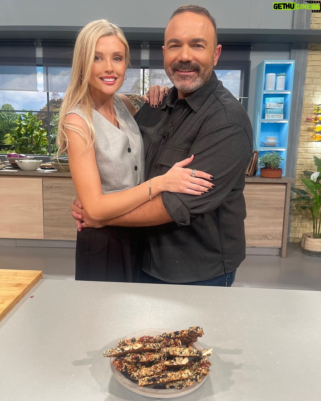 Konstantina Kommata Instagram - Μοναδικός σεφ, εξαιρετικός οικοδεσπότης, υπέροχος άνθρωπος και εγώ πολύ τυχερή που είχα την ευκαιρία να μαγειρέψουμε παρέα νοστιμιές αποκλειστικά με ελληνικά προϊόντα 👨🏻🍳👩🏼🍳! Σήμερα στις 14:00 στην @ertofficial!! @lagosandreas είσαι φως ✨ Σε ευχαριστώ πολύ! #popmageiriki #ert1 🍽️