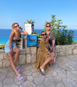 Konstantina Kommata Instagram - 🔆 💙 Περιτριγυρισμένη από ή λ ι ο & α γ ά π η