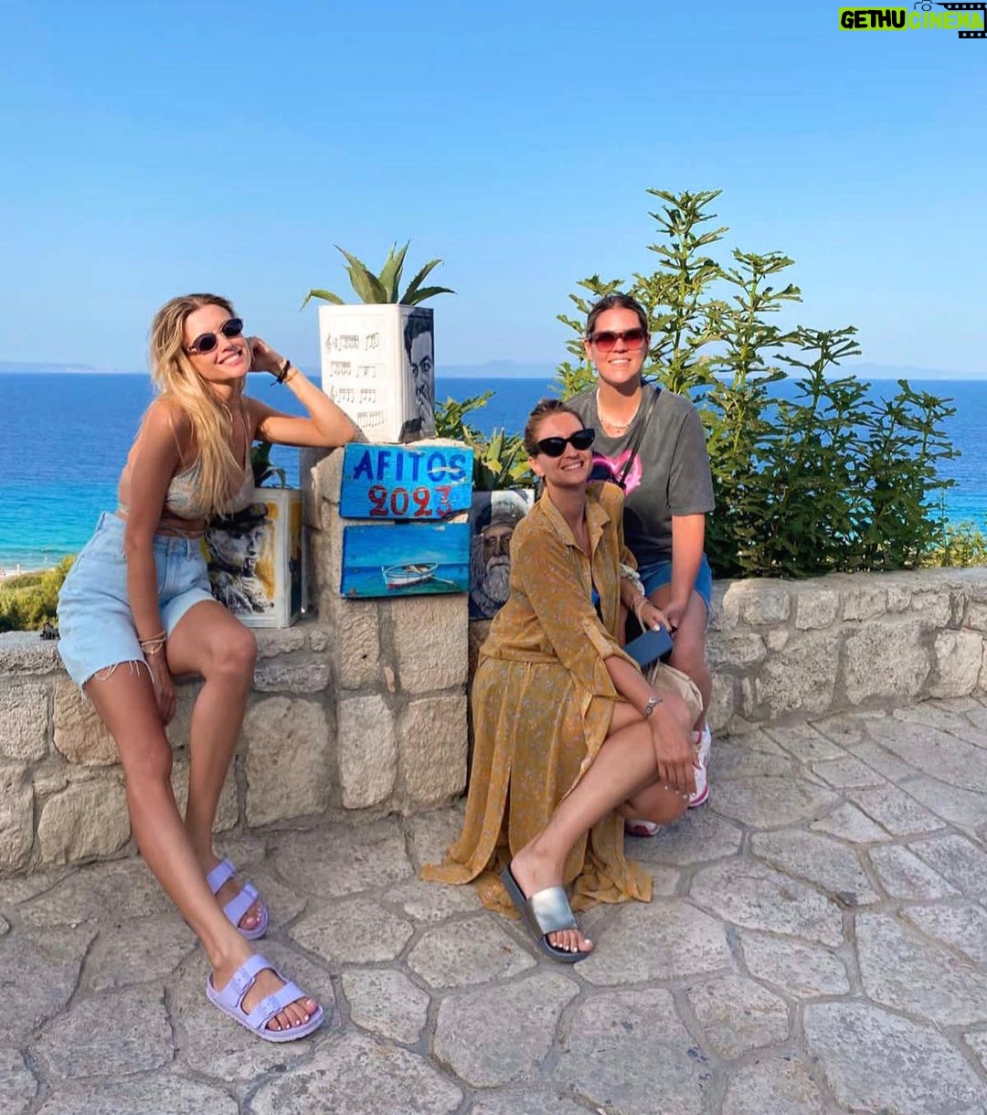 Konstantina Kommata Instagram - 🔆 💙 Περιτριγυρισμένη από ή λ ι ο & α γ ά π η