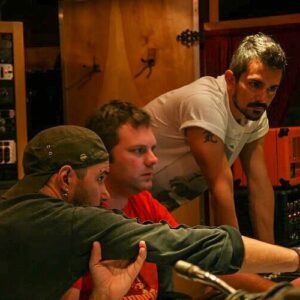 Koray Candemir Instagram - Biraz da Maskott’un stüdyo kayıtlarından fotoğraflar bırakayım şuraya💫

@seksutkek 
@ruchanu 
@seemlove 
@ottmusic 
@blashdrums 

miss u guys💙

#maskott #tuval #londonbridgestudios