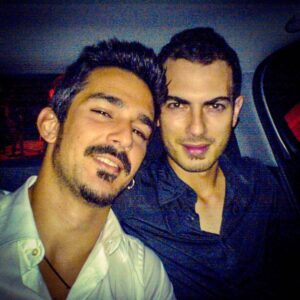 Koray Candemir Instagram - Bu iki genç rockstar yarın (Pazar günü )18:00’de canlı yayında ‘ihtimaller’ ini konuşacaklar.Sorularınızı yanıtlamaya da gayret ederler diye tahmin ediyorum. 📷Taksim civarları, 2005🌈

#ihtimaller #instacanlıyayin