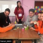 Koray Candemir Instagram - #Repost @harun_tekin ・・・ dün @istanbuldasdas ailesinden sayın @koraycandemir , #muzafferyıldırım ve bendeniz birkaç saatimizi kandıra seyitaliler köyünde, pırıl pırıl insanlarla birlikte geçirdik. ziyaretimizin sebebi, @ygaorgtr tarafından sürdürülen bilim seferberliğiydi. 5, 6, 7 ve 8. sınıf öğrencilerinden oluşan şahane bir ekiple önce bir motor tarafından döndürülen kağıtlara boya damlatarak değişik resimler yaptık, sonra kendi uzaktan kumandalı arabalarımızı inşa edip 3 ekip halinde yarıştık. melike, elif ve abdülkerim’den oluşan ekibimize “güler yüzlüler” adını verdik, ve bu şahane üçlü sembolik araba yarışımızı da kazandı. bilim seferberliği için orada bulunan üniversite öğrencisi gönüllülerden tutun yga çalışanlarına, ve bilim seti ile bir çeşit gitar yapıp bize çalan derin’e, emeği geçen herkese çok teşekkürler. öğrencilerine nasıl davranması gerektiğini her gün tekrar tekrar düşünmesi gereken bir ülkede, çok güzel bir örnek oldukları için... Seyitaliler Atatürk Ortaokulu