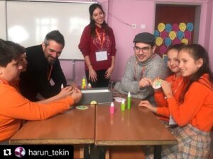 Koray Candemir Instagram - #Repost @harun_tekin ・・・
dün @istanbuldasdas ailesinden sayın @koraycandemir , #muzafferyıldırım ve bendeniz birkaç saatimizi kandıra seyitaliler köyünde, pırıl pırıl insanlarla birlikte geçirdik. ziyaretimizin sebebi, @ygaorgtr tarafından sürdürülen bilim seferberliğiydi. 5, 6, 7 ve 8. sınıf öğrencilerinden oluşan şahane bir ekiple önce bir motor tarafından döndürülen kağıtlara boya damlatarak değişik resimler yaptık, sonra kendi uzaktan kumandalı arabalarımızı inşa edip 3 ekip halinde yarıştık. melike, elif ve abdülkerim’den oluşan ekibimize “güler yüzlüler” adını verdik, ve bu şahane üçlü sembolik araba yarışımızı da kazandı. bilim seferberliği için orada bulunan üniversite öğrencisi gönüllülerden tutun yga çalışanlarına, ve bilim seti ile bir çeşit gitar yapıp bize çalan derin’e, emeği geçen herkese çok teşekkürler. öğrencilerine nasıl davranması gerektiğini her gün tekrar tekrar düşünmesi gereken bir ülkede, çok güzel bir örnek oldukları için...