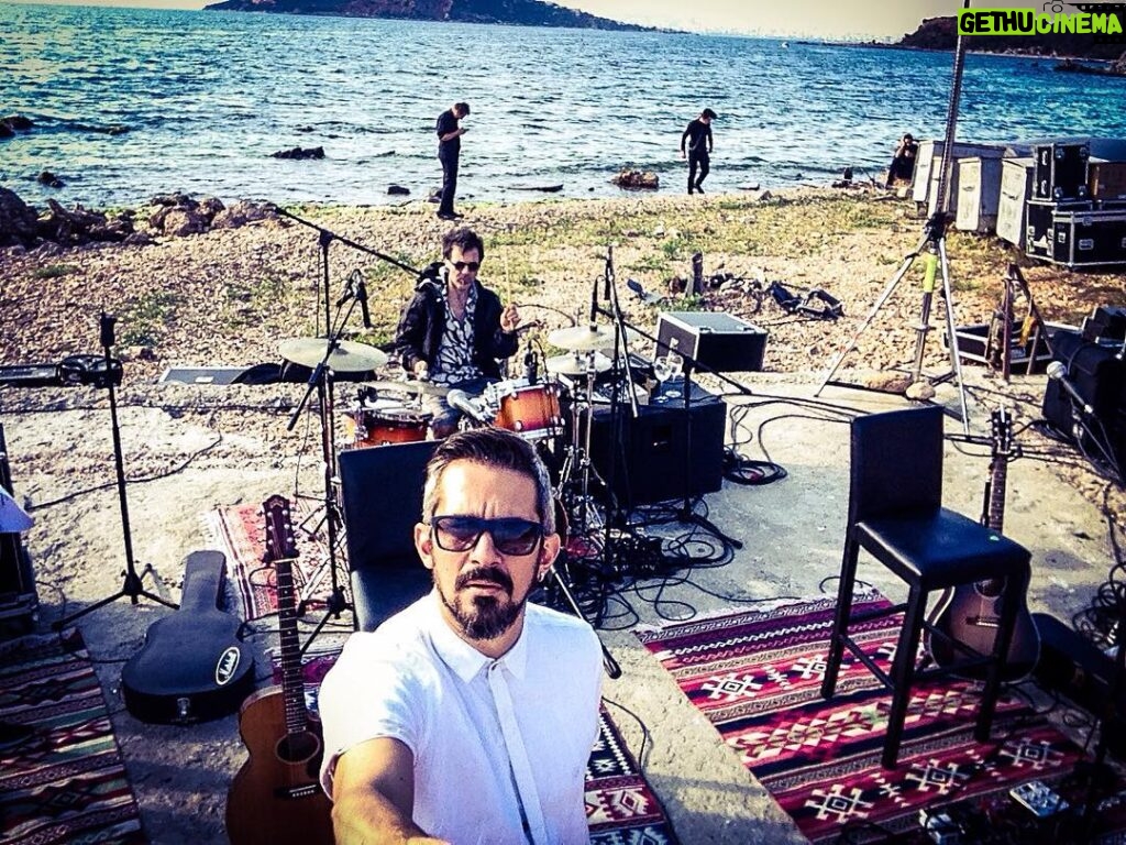 Koray Candemir Instagram - Sahilde akustişın #concert #gig #acoustic #burgazisland