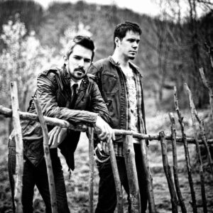 Koray Candemir Instagram - 09’-10’  yıllarında Amerika’nın Seattle şehrinde üretip kaydettiğimiz, @seemlove ve @ruchanu’ in büyük katkılarıyla bir aile olarak sırtlayıp hayat verdiğimiz Maskott’un ‘Tuval’ albümü onuncu yılında tüm digital platformlarda yayında. Keyifli dinlemeler.
Ayrıca bugün Serkan Çeliköz’ün doğumgünü @seksutkek 🎈🌈
iyi ki doğdun aslan parçası💙
#maskott #tuval