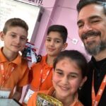 Koray Candemir Instagram - #Repost @harun_tekin ・・・ dün @istanbuldasdas ailesinden sayın @koraycandemir , #muzafferyıldırım ve bendeniz birkaç saatimizi kandıra seyitaliler köyünde, pırıl pırıl insanlarla birlikte geçirdik. ziyaretimizin sebebi, @ygaorgtr tarafından sürdürülen bilim seferberliğiydi. 5, 6, 7 ve 8. sınıf öğrencilerinden oluşan şahane bir ekiple önce bir motor tarafından döndürülen kağıtlara boya damlatarak değişik resimler yaptık, sonra kendi uzaktan kumandalı arabalarımızı inşa edip 3 ekip halinde yarıştık. melike, elif ve abdülkerim’den oluşan ekibimize “güler yüzlüler” adını verdik, ve bu şahane üçlü sembolik araba yarışımızı da kazandı. bilim seferberliği için orada bulunan üniversite öğrencisi gönüllülerden tutun yga çalışanlarına, ve bilim seti ile bir çeşit gitar yapıp bize çalan derin’e, emeği geçen herkese çok teşekkürler. öğrencilerine nasıl davranması gerektiğini her gün tekrar tekrar düşünmesi gereken bir ülkede, çok güzel bir örnek oldukları için... Seyitaliler Atatürk Ortaokulu