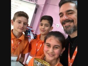 Koray Candemir Instagram - #Repost @harun_tekin ・・・
dün @istanbuldasdas ailesinden sayın @koraycandemir , #muzafferyıldırım ve bendeniz birkaç saatimizi kandıra seyitaliler köyünde, pırıl pırıl insanlarla birlikte geçirdik. ziyaretimizin sebebi, @ygaorgtr tarafından sürdürülen bilim seferberliğiydi. 5, 6, 7 ve 8. sınıf öğrencilerinden oluşan şahane bir ekiple önce bir motor tarafından döndürülen kağıtlara boya damlatarak değişik resimler yaptık, sonra kendi uzaktan kumandalı arabalarımızı inşa edip 3 ekip halinde yarıştık. melike, elif ve abdülkerim’den oluşan ekibimize “güler yüzlüler” adını verdik, ve bu şahane üçlü sembolik araba yarışımızı da kazandı. bilim seferberliği için orada bulunan üniversite öğrencisi gönüllülerden tutun yga çalışanlarına, ve bilim seti ile bir çeşit gitar yapıp bize çalan derin’e, emeği geçen herkese çok teşekkürler. öğrencilerine nasıl davranması gerektiğini her gün tekrar tekrar düşünmesi gereken bir ülkede, çok güzel bir örnek oldukları için...