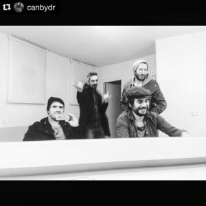Koray Candemir Instagram - Dün çok güzeldiniz🎈Gelip eşlik eden herkese teşekkürler🙏🏼 

#Repost @canbydr with @repostapp.
・・・
Koray ve Harun şakalı/akustik konseri için bu akşam İzmir'de Suat Taşer tiyatrosunda...sahnede sevgili Ero abilere eşlik edecek👊 en çok ben eğleneceğim orası kesin.