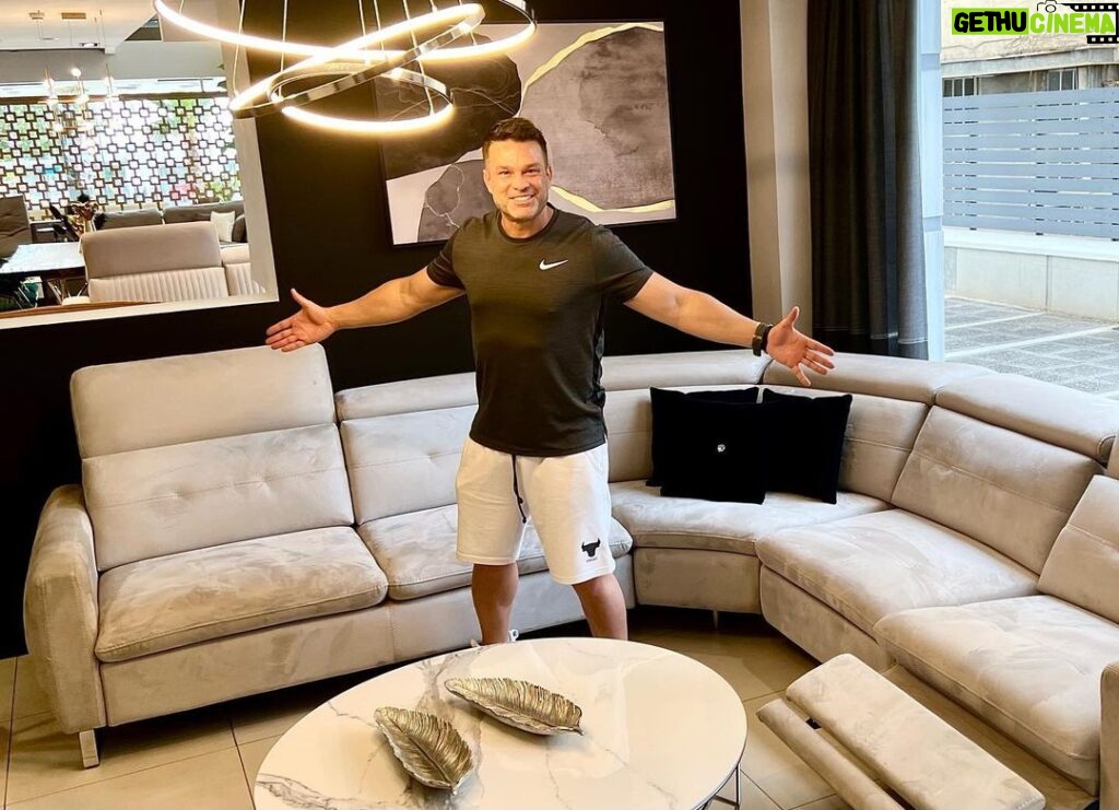 Kostas Sommer Instagram - 🎁🎁Giveaway🎁🎁 Σε συνεργασία με την εταιρεία Lazy Sofa Evagelidis κάνουμε δώρο έναν μοναδικό καναπέ !!! Καλά ακούσατε, ένας υπερτυχερός θα κερδίσει το καναπέ Zeus Big Corner ✔️ Συνδυάζει ηλεκτρικό μηχανισμό όπου με το πάτημα ενός κουμπιού επιλέγεις τη θέση που σου ταιριάζει , κινούμενα προσκέφαλα, αδιάβροχο - αλέκιαστο ύφασμα και θύρα usb για φόρτιση κινητού 📱! Όλα αυτά σε ένα καναπέ που μπορείτε να τον κάνετε δικό σας με τα παρακάτω απλά βήματα. ————————————————— ⚠️⚠️⚠️Όροι διαγωνισμού⚠️ ⚠️⚠️: 1️⃣𝐋𝐢𝐤𝐞 στο ποστ του διαγωνισμου 2️⃣𝐅𝐨𝐥𝐥𝐨𝐰 ⬇️⬇️⬇️ Τα προφίλ μου 👉🏻@kostas_sommer και το προφίλ 👉🏻@lazysofa_evagelidis 3️⃣𝐓𝐚𝐠 2 φίλους σας που θα ήθελαν και αυτοί να πάρουν μέρος !! 1 σχόλιο= 1 συμμετοχή (κάντε άπειρα )💪 —————————————— ▪️ Ο νικητής θα επιλεγεί έπειτα από τυχαία κλήρωση μέσω της εφαρμογής Easy Giveaway . ⚠️Ακολουθούμε όλα τα βήματα, διαφορετικά θεωρείται άκυρη η συμμετοχή !! ❌ ————————————— 🔹 Λήξη διαγωνισμου: Δευτερα 06/06🔹 !!!! Καλή επιτυχία !!! #giveawaygreece #giveaway #diagwnismos #lazysofa #lazysofaevagelidis Lazysofa Evagelidis