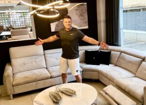Kostas Sommer Instagram - 🎁🎁Giveaway🎁🎁
Σε συνεργασία με την εταιρεία Lazy Sofa Evagelidis κάνουμε δώρο έναν μοναδικό καναπέ !!! Καλά ακούσατε, ένας υπερτυχερός θα κερδίσει το καναπέ 
Zeus Big Corner ✔️
Συνδυάζει ηλεκτρικό μηχανισμό όπου με το πάτημα ενός κουμπιού επιλέγεις τη θέση που σου ταιριάζει , κινούμενα προσκέφαλα, αδιάβροχο - αλέκιαστο ύφασμα και θύρα usb για φόρτιση κινητού 📱! 

Όλα αυτά σε ένα καναπέ που μπορείτε να τον κάνετε δικό σας με τα παρακάτω απλά βήματα. 

—————————————————
⚠️⚠️⚠️Όροι διαγωνισμού⚠️ ⚠️⚠️: 

1️⃣𝐋𝐢𝐤𝐞 στο ποστ του διαγωνισμου 

2️⃣𝐅𝐨𝐥𝐥𝐨𝐰 ⬇️⬇️⬇️ 
Τα προφίλ μου 
👉🏻@kostas_sommer 
και το προφίλ 
👉🏻@lazysofa_evagelidis

3️⃣𝐓𝐚𝐠 2 φίλους σας που θα ήθελαν και αυτοί να πάρουν μέρος !!

1 σχόλιο= 1 συμμετοχή (κάντε άπειρα )💪

——————————————
▪️ Ο νικητής θα επιλεγεί έπειτα από τυχαία κλήρωση μέσω της εφαρμογής Easy Giveaway .
⚠️Ακολουθούμε όλα τα βήματα, διαφορετικά θεωρείται άκυρη η συμμετοχή !! ❌
—————————————
🔹 Λήξη διαγωνισμου: Δευτερα 06/06🔹

!!!! Καλή επιτυχία !!! 
 
#giveawaygreece #giveaway #diagwnismos #lazysofa #lazysofaevagelidis