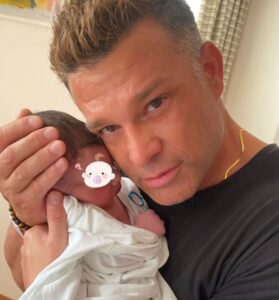 Kostas Sommer Instagram - Welcome to the world, welcome to our life, the feeling of holding you and having you in my arms, completes me. You are my life my family, my all, @valentine.papadaki i love you my wife, i love you my son, I love you my family, may god bless me to always have you happy and smiling… may all your dreams come true… Thank you for everything, from the bottom of my heart doctor @alexandros_tzeferakos , @alexandrostzef and @rea_maternity ΡΕΑ Μαιευτική Γυναικολογική Κλινική