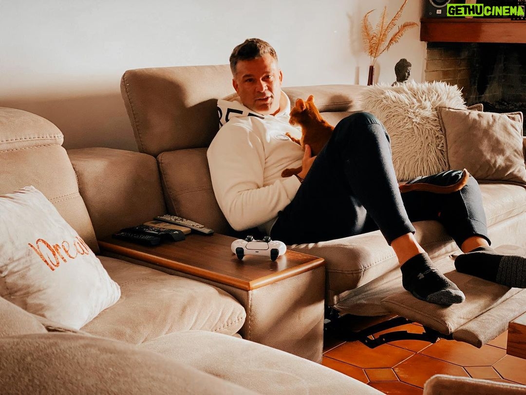 Kostas Sommer Instagram - The happiness of your life depends on the quality of your thoughts… Chill time at home is one of the most important investments for your soul and peace of mind… @magicbeeclothing @lazysofa_evagelidis Glyfáda, Greece