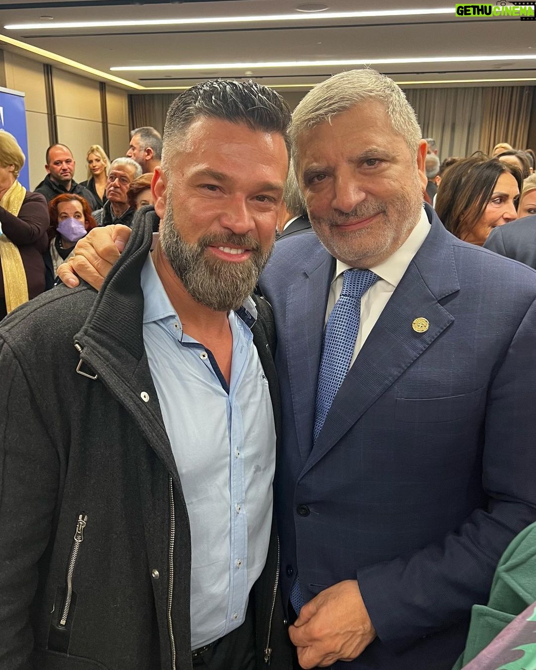 Kostas Sommer Instagram - Κοπή πίτας της @olgakefalogianni Να έχουμε μία καλή χρονιά με υγεία χαρά και πρόοδο. Syntagma Square