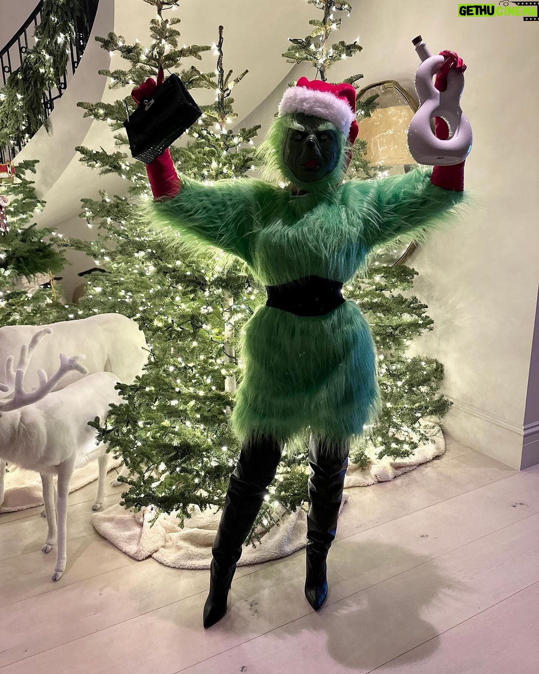 Kris Jenner Instagram - When The Grinch is your next door neighbor @khloekardashian 💚🎄 @drink818