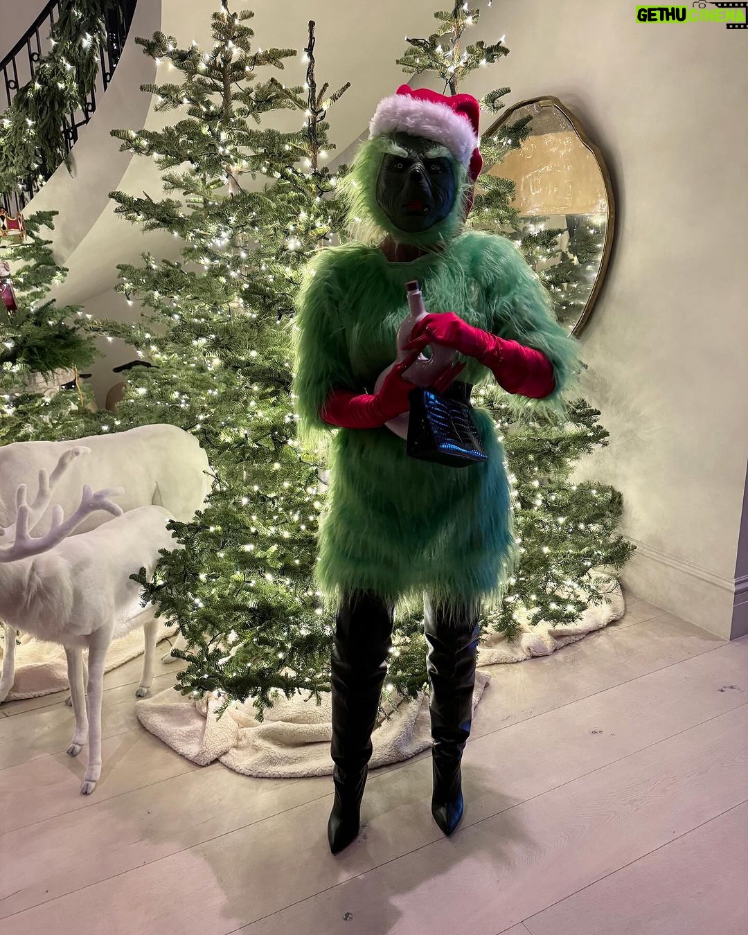 Kris Jenner Instagram - When The Grinch is your next door neighbor @khloekardashian 💚🎄 @drink818