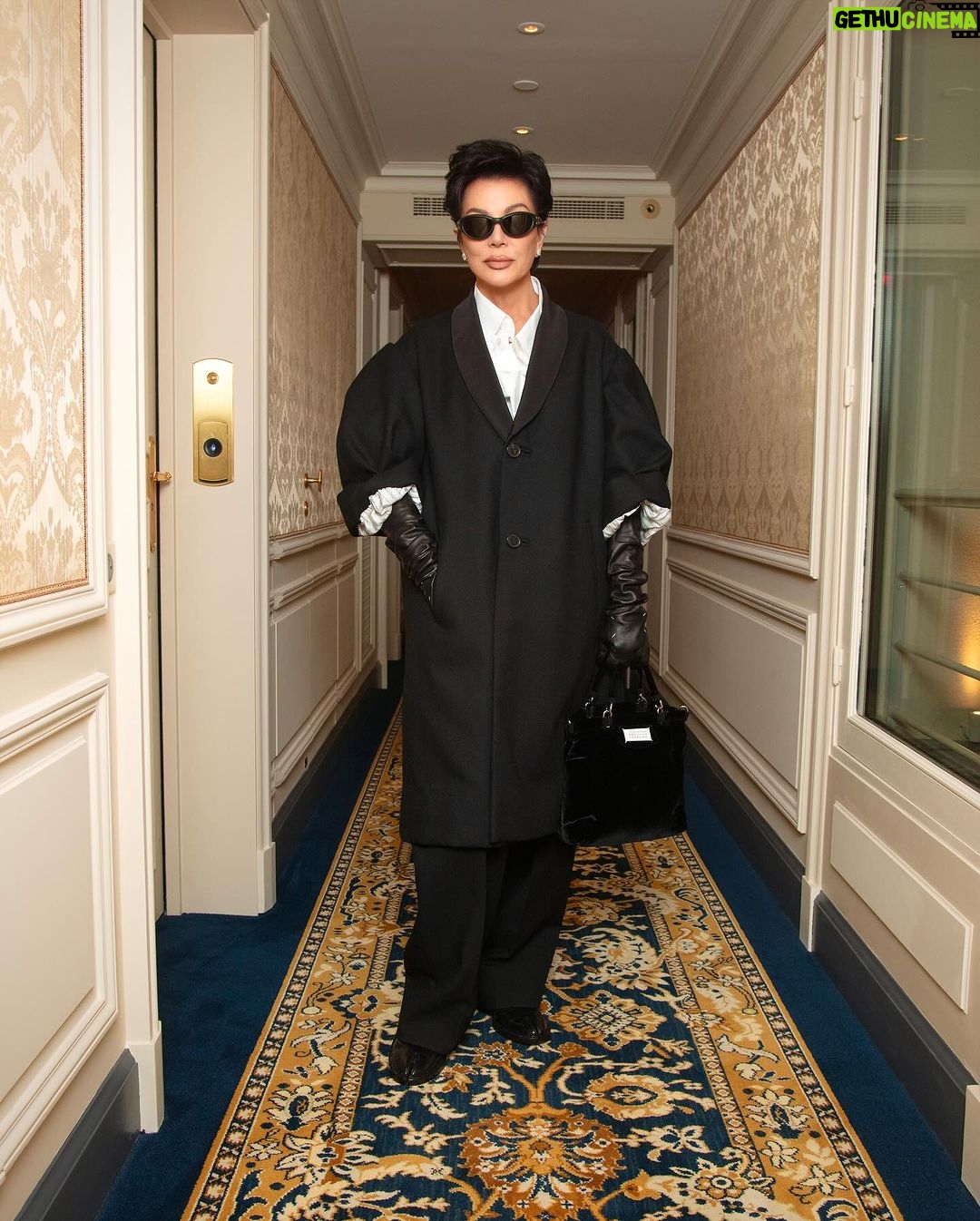 Kris Jenner Instagram - Margiela 🇫🇷 @maisonmargiela @jgalliano 📷 by @stevensimione and @daniele.iachella, makeup by @nikki_makeup, hair by @leajourno @kimkardashian Paris,France