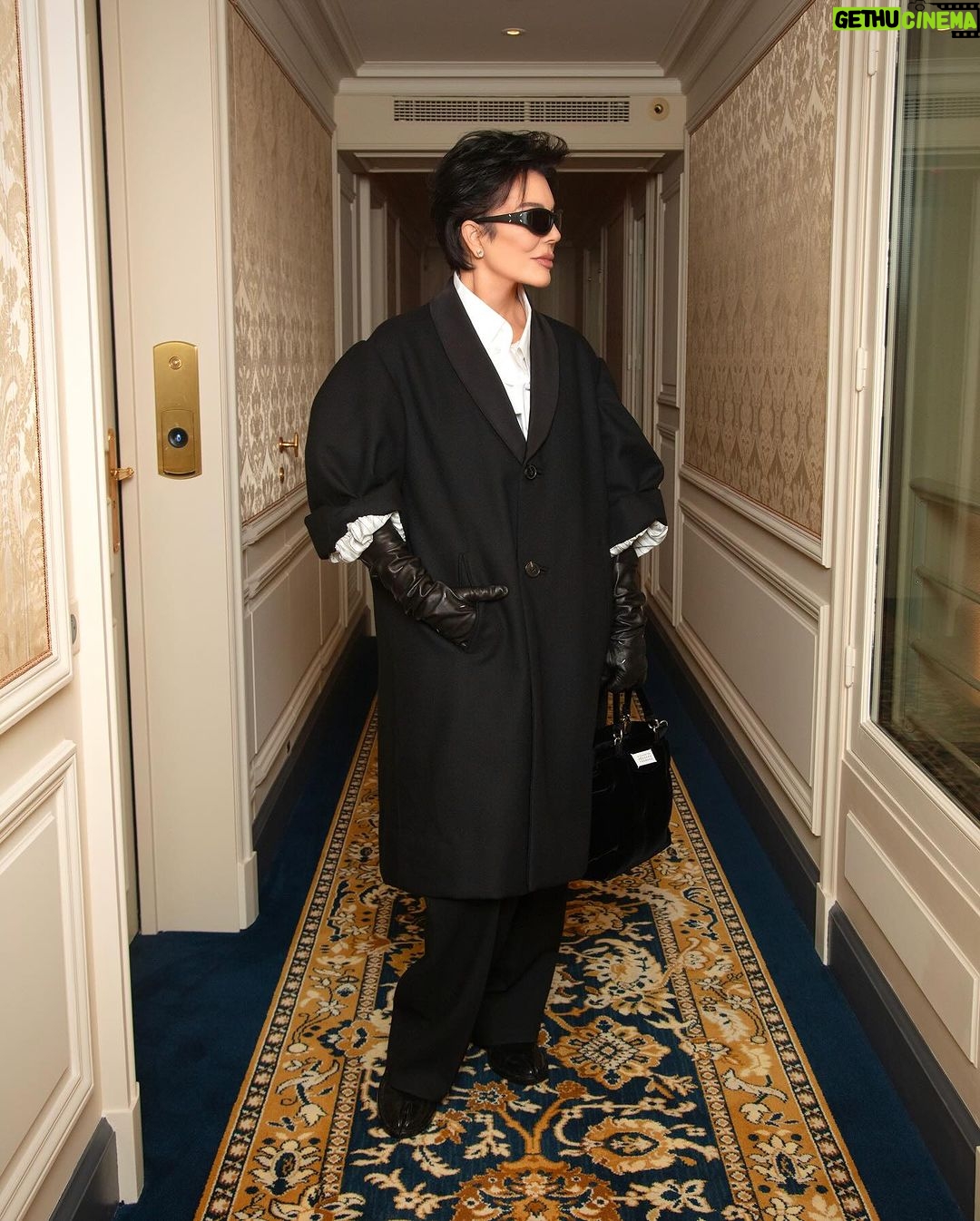 Kris Jenner Instagram - Margiela 🇫🇷 @maisonmargiela @jgalliano 📷 by @stevensimione and @daniele.iachella, makeup by @nikki_makeup, hair by @leajourno @kimkardashian Paris,France