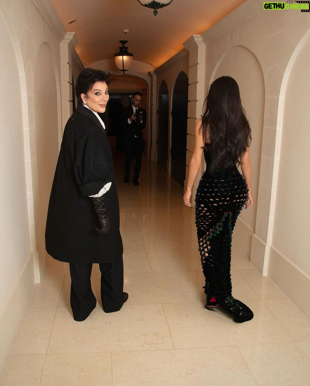 Kris Jenner Instagram - Margiela 🇫🇷 @maisonmargiela @jgalliano 📷 by @stevensimione and @daniele.iachella, makeup by @nikki_makeup, hair by @leajourno @kimkardashian Paris,France