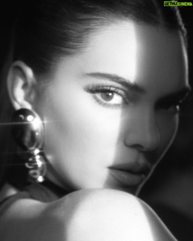 Kris Jenner Instagram - Kendall for @lorealparis 🤍 her secret to beautiful, breathtaking lashes @lorealparis #PanoramaMascara @kendalljenner