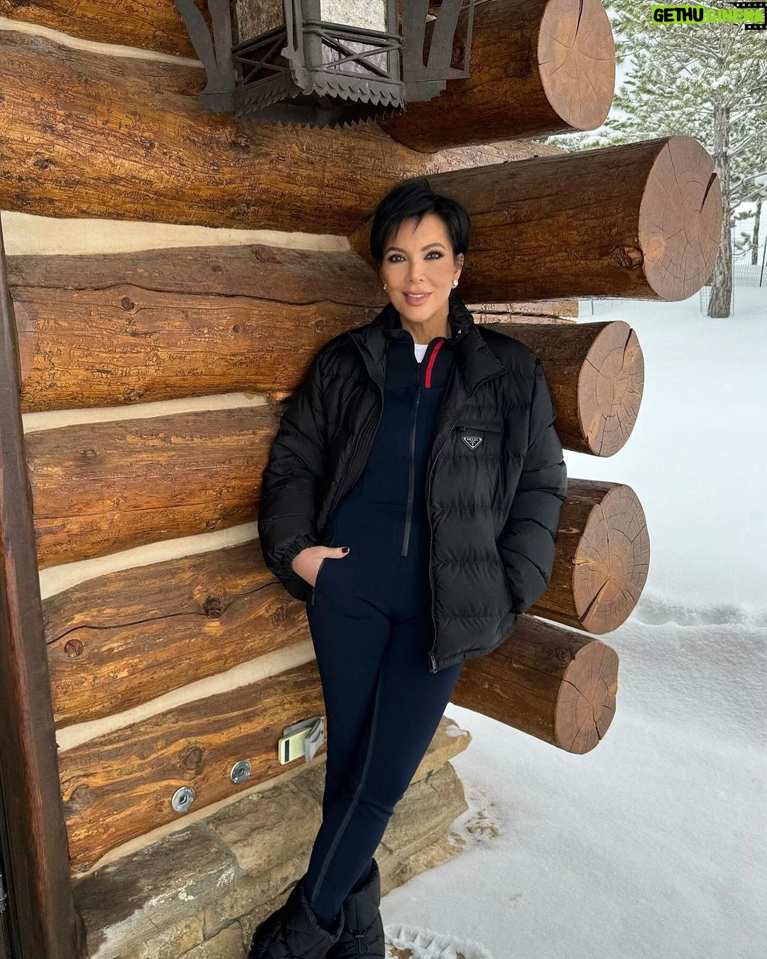 Kris Jenner Instagram - Family trip to Aspen ❄️🤍☃️
