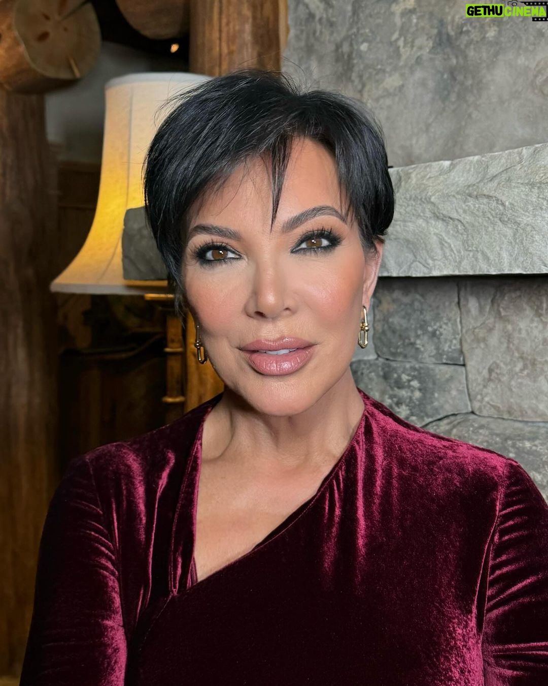 Kris Jenner Instagram - Family trip to Aspen ❄️🤍☃️