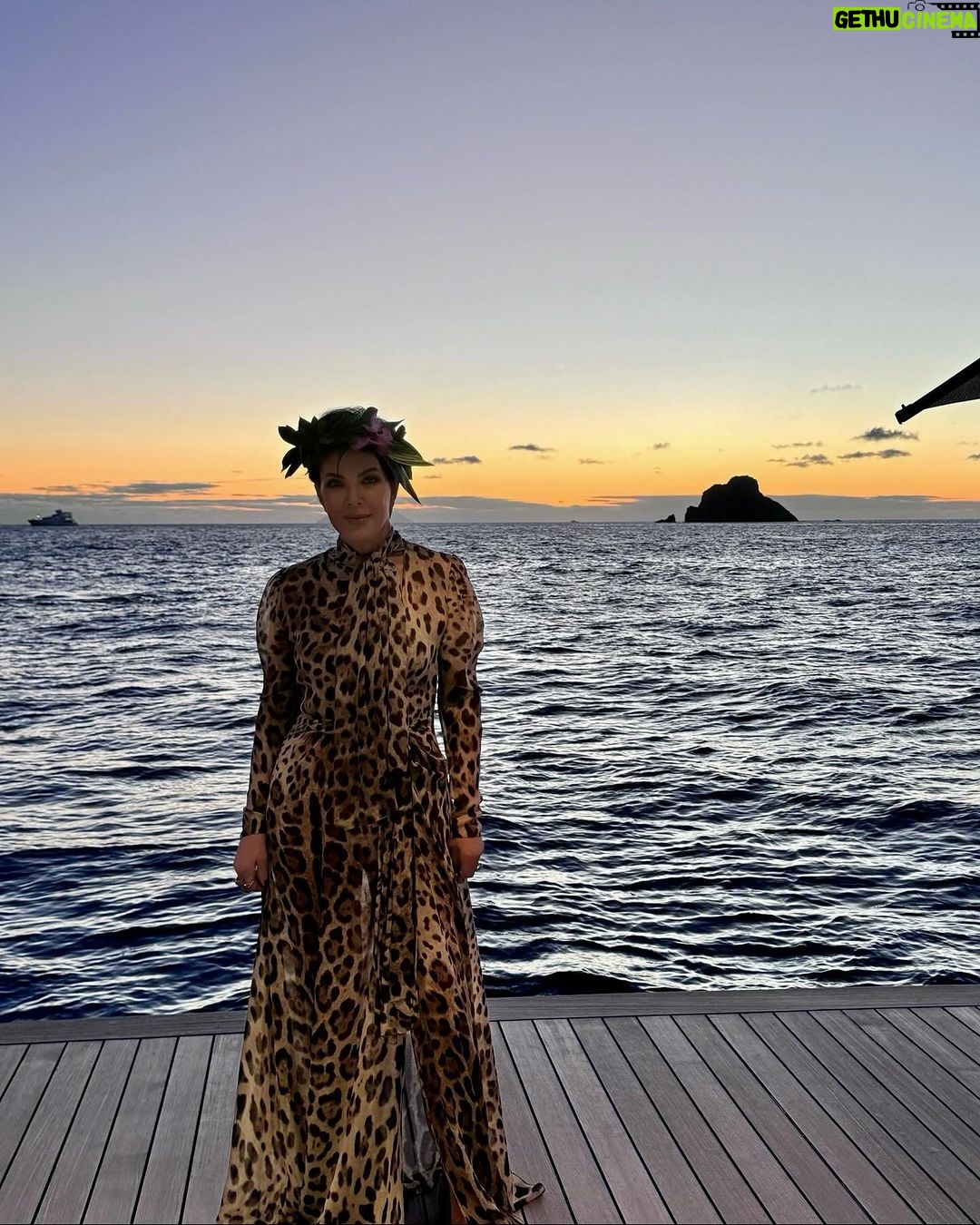 Kris Jenner Instagram - All hands on deck βοΈππΈππ·π