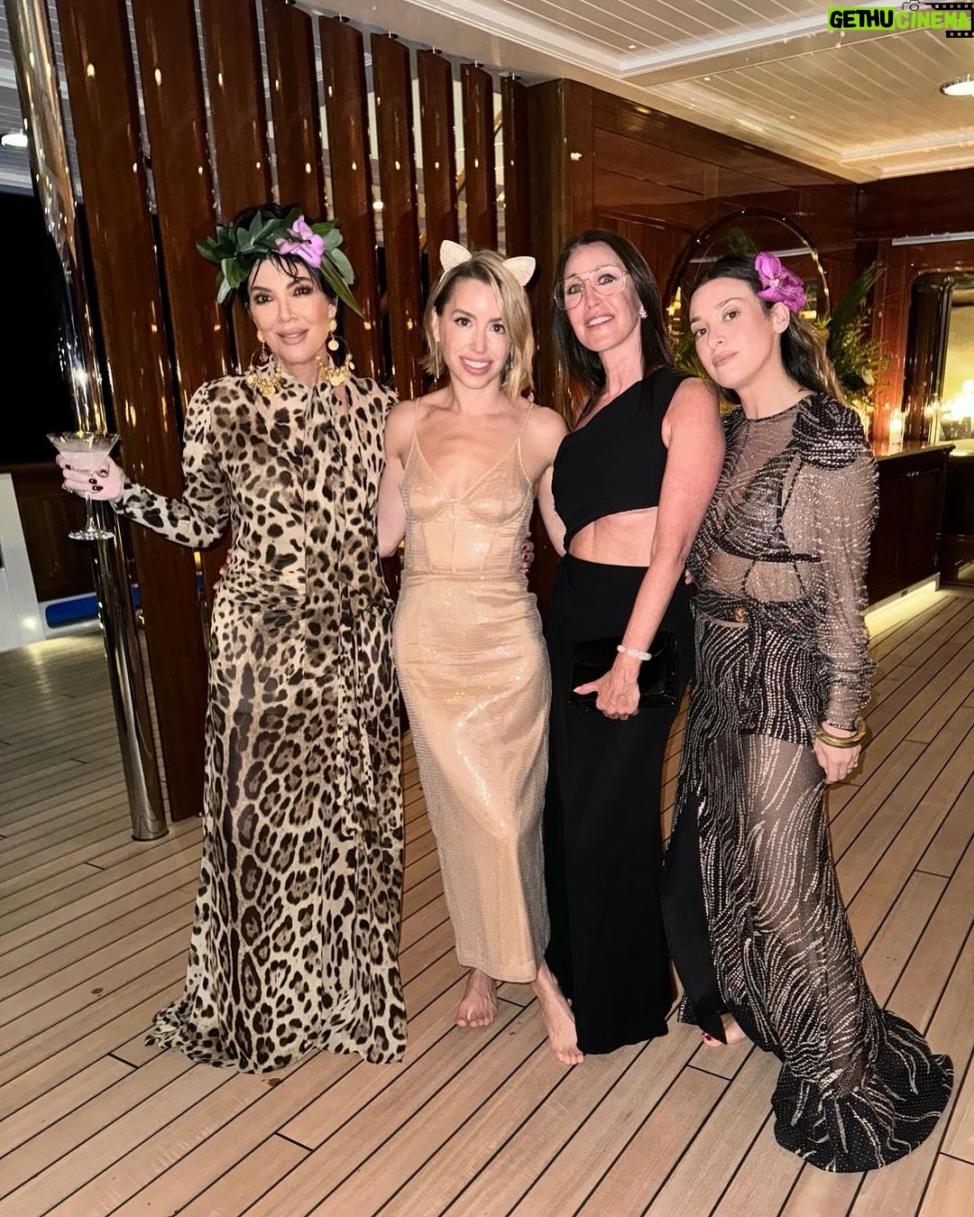 Kris Jenner Instagram - All hands on deck βοΈππΈππ·π