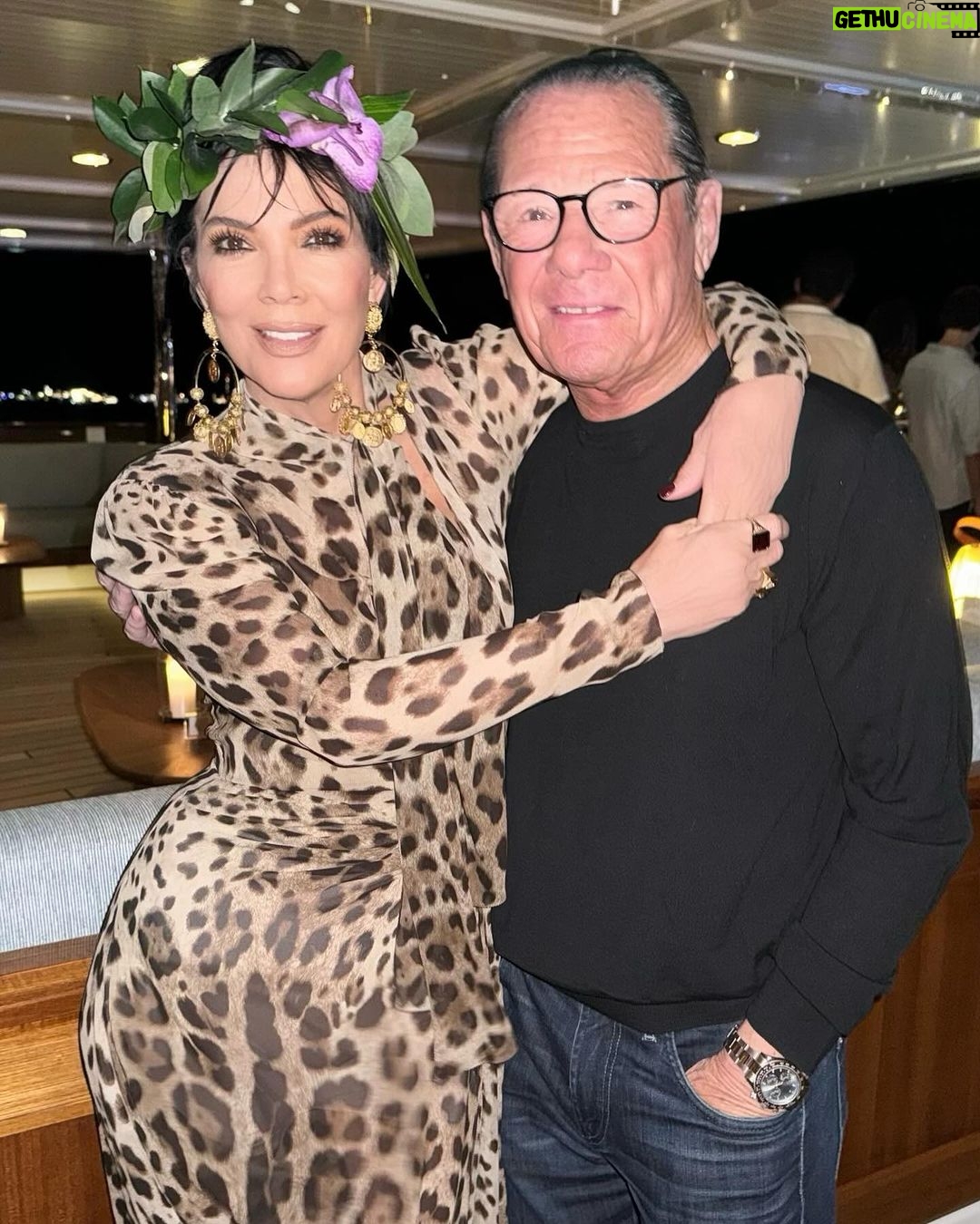 Kris Jenner Instagram - All hands on deck βοΈππΈππ·π