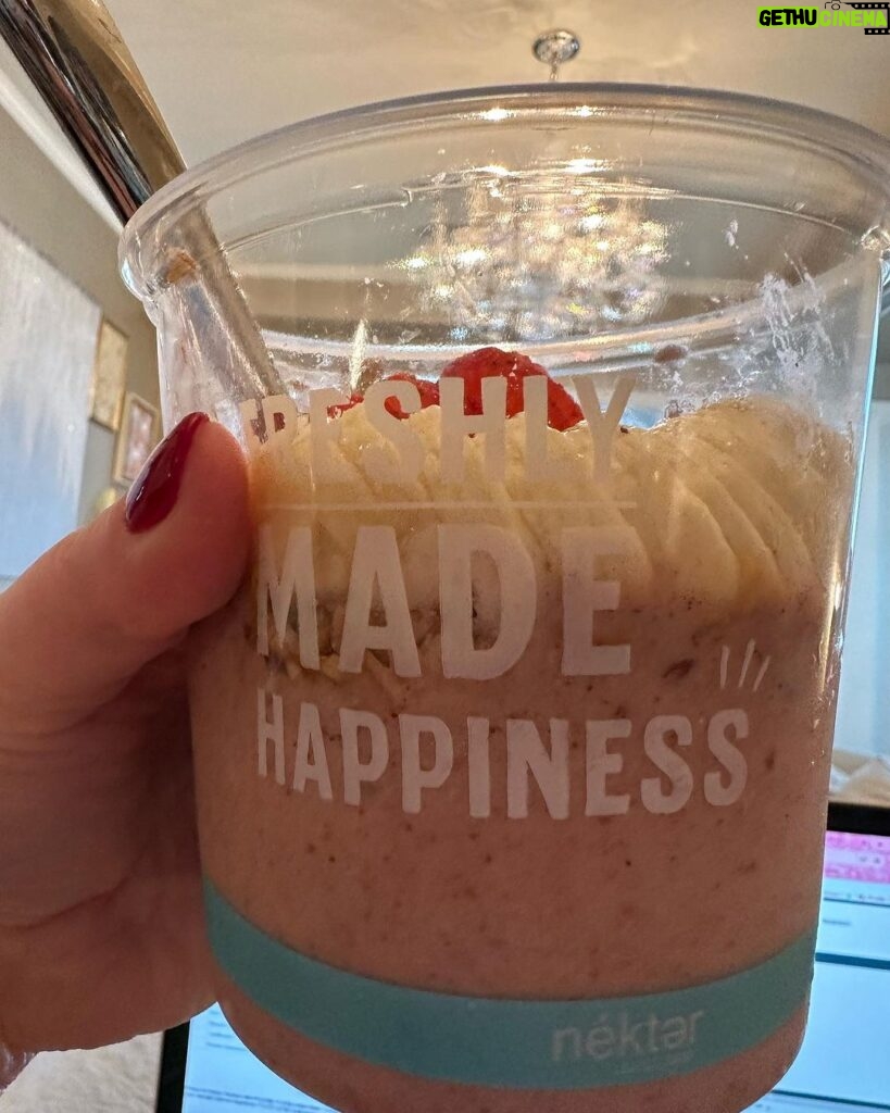 Kristen Ashley Instagram - Tried something new, and this almond butter bowl from @nekterjuicebar is giving me LIFE! I love trying new stuff and discovering new passions. Happy Freakin’ Friday. Rock On!