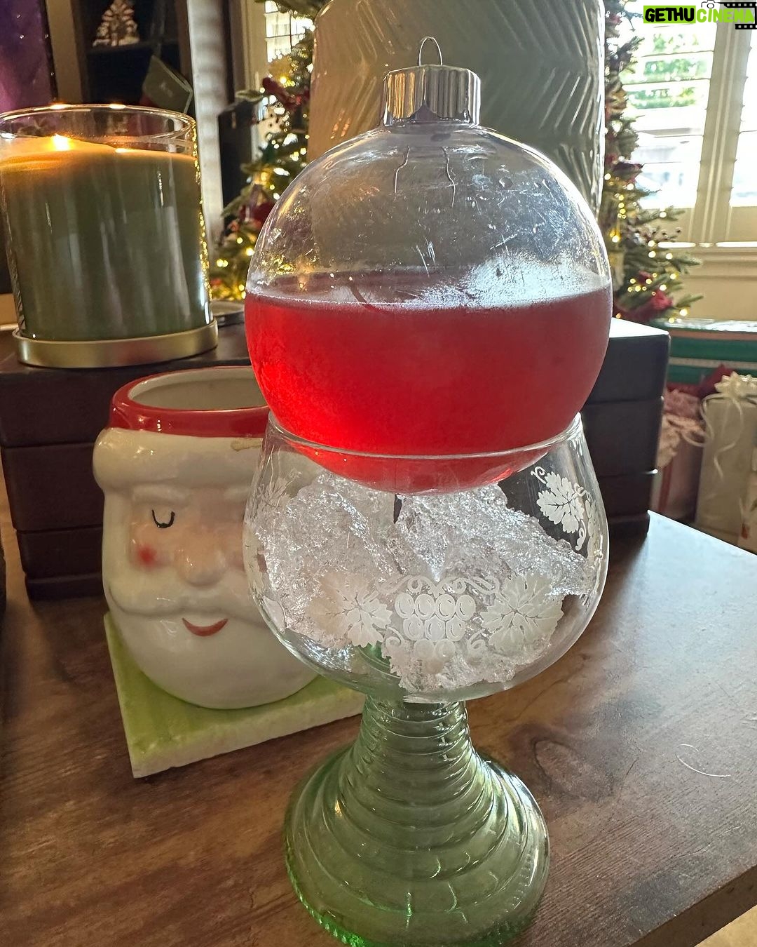 Kristen Ashley Instagram - KKâs Christmas Cosmo! Adorable and delicious!!!!! đđ𤜠#lifeintherockchicklane
