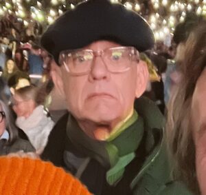 Kristen Bell Instagram - Saw @shaniatwain at the @hollywoodbowl last night and sat next to some really nice randos! Dad was crying by the first song and the randos kept photobombing us but other than that it was a perfect night!!!!
