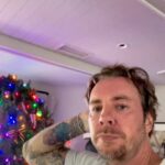 Kristen Bell Instagram - When you make something crafty and it fools your whole family, THATS a Christmas miracle. Repost from @daxshepard • Some people are playing on Xmas. Not @kristenanniebell She’s here to kick ass and drink beer, and unfortunately for her Christmas competitors, she’s appears to be all out of beer