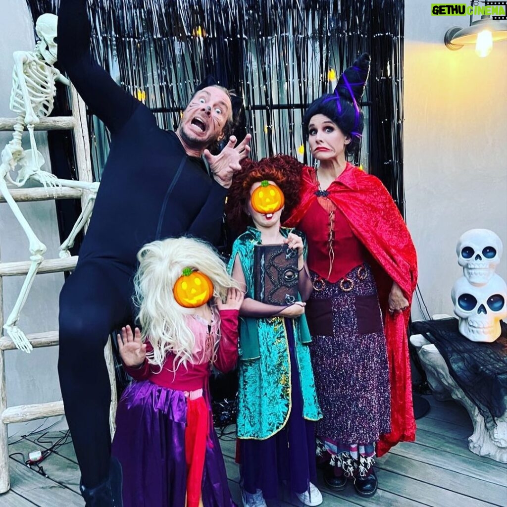 Kristen Bell Instagram - The Sandersons and their Cat 🎃 Shoutout to our favorite Dad @daxshepard who works for weeks prepping his spooky Halloween Hayride for the whole neighborhood!!