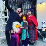 Kristen Bell Instagram - The Sandersons and their Cat 🎃 Shoutout to our favorite Dad @daxshepard who works for weeks prepping his spooky Halloween Hayride for the whole neighborhood!!