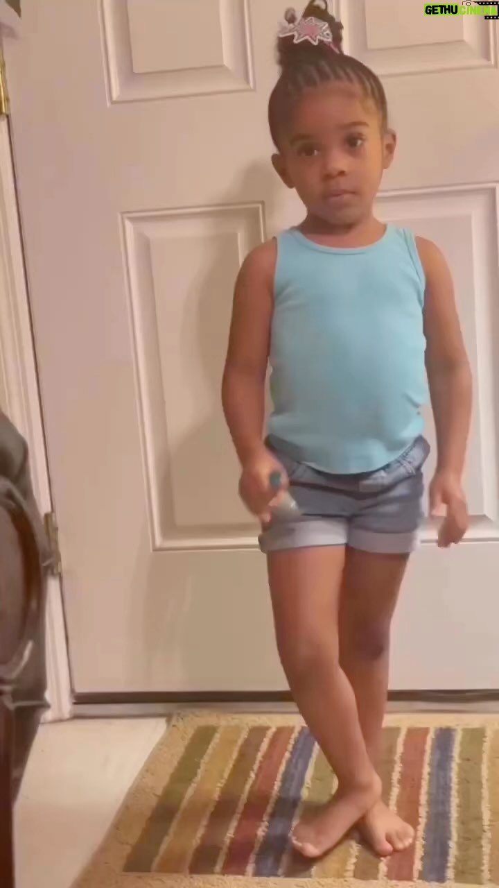 Kristen Bell Instagram - Not today Maryanne!!! Thank you 🎥@mschevyb for the pep talk I needed today!!! Repost from @black_positive_vibes • 🗣MARYANN!!! I DONT PLAY WITH LITTLE KIDS 🤣🤣🤣 🎥@mschevyb Follow @black_positive_vibes for more positive vibes