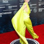 Kristen Bell Instagram - A brief overview of Saturday Night: -Heading to the @breakthrough awards in the 454 SS with my Hunk to honor the biggest brains in the most important biz- SCIENCE! These nerds are helping humanity and deserve to be honored in every single way. -got to hand out some awards along side the mesmerizing astronaut/physician/engineer and first 1st woman of color in space: @therealmaejemison!!!! -saw some of my beautiful buddies 💗 -and a performance by @johnlegend. The @breakthrough Prize awards show show will premiere on YouTube on Sunday, April 23 at Noon PT – and can be viewed on the Breakthrough Prize YouTube page. I highly recommend catching this one- I was blown away by all the talent and brains gathered on one place, and excited to hand awards to people who deserve it the most!!! #breakthroughPrize
