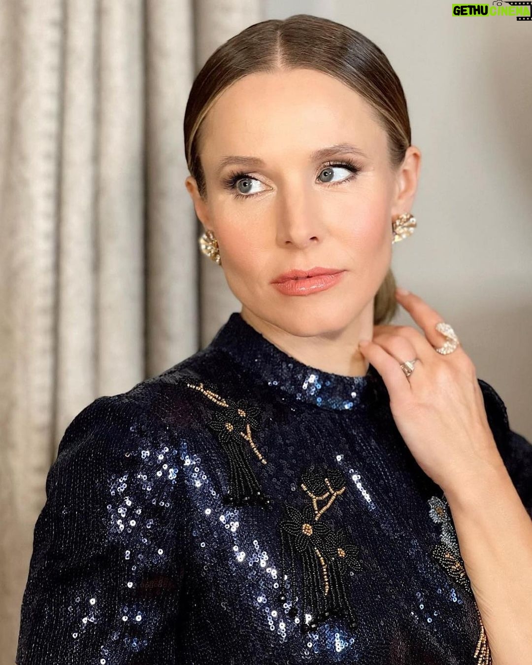 Kristen Bell Instagram - #thepeoplewehateatthewedding premiere 💍💜💗 💁♀️ @nicolechavezstyle 👗 @erdem 💇♀️ @matthewstylist 💄 @simonesiegl 💎 @worldofreza