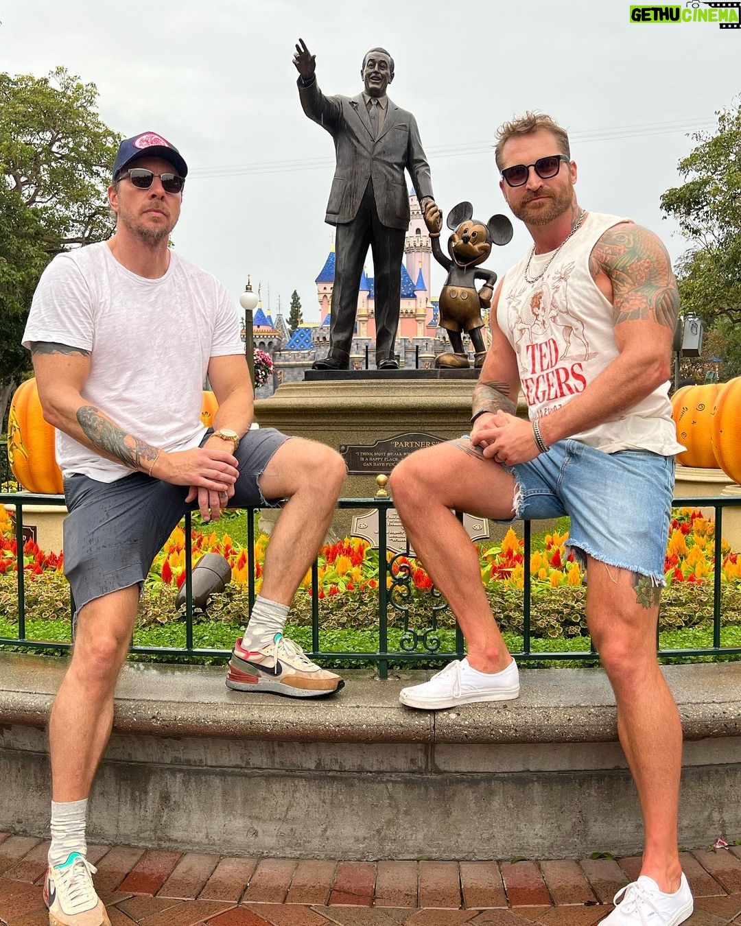 Kristen Bell Instagram - Free content for @dilfs_of_disneyland