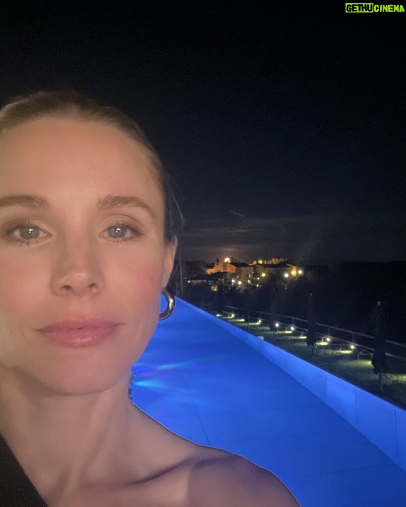 Kristen Bell Instagram - Under a Tuscan Super Moon