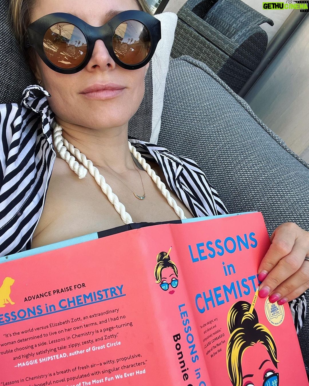Kristen Bell Instagram - Loving todays pace Thanks for the book, @felicityblunt 💜
