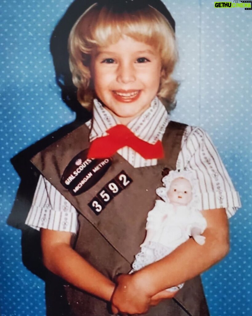 Kristen Bell Instagram - #fbf to my @girlscouts Brownie days! 💚Here’s a few of my fave things about @girlscouts 1. You learn how good it feels to help people. 2. Cookies. 3. You leave the world better than you found it. 4. Cookies. 5. You build lifelong friendships. 6. COOKIES! *Girls K-12 can join Girl Scouts! http://GirlScouts.org/JOIN