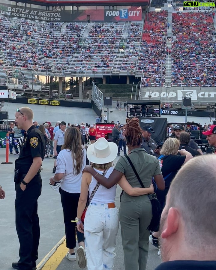 Kristen Bell Instagram - #bristol baby! Thank u @nascar for the fun Nashville for the style and @kirbyhowellbaptiste and @iamlarryfields for being the best travel buddies. 💜 And as always the hostess with the mostess @hays_estes