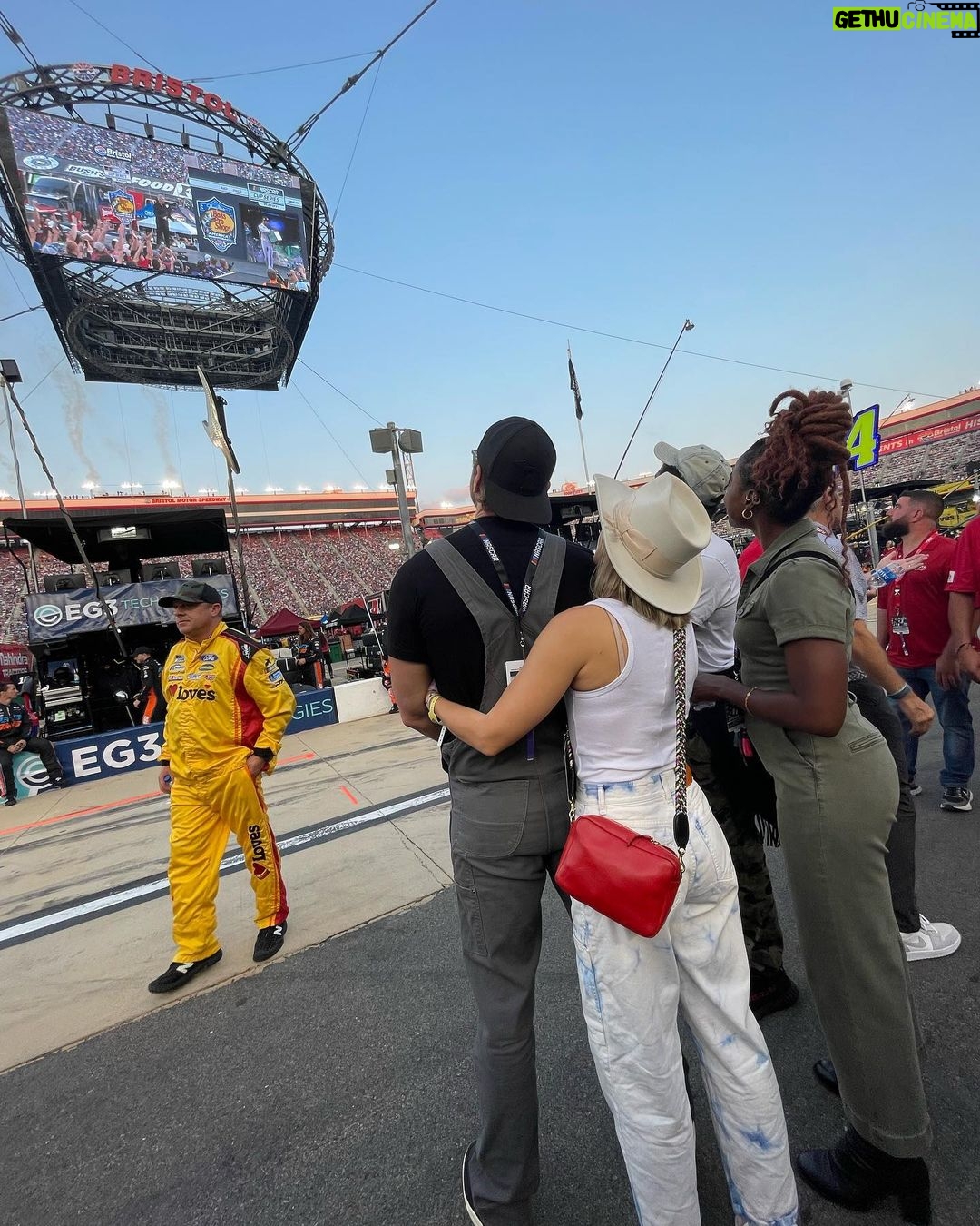 Kristen Bell Instagram - #bristol baby! Thank u @nascar for the fun Nashville for the style and @kirbyhowellbaptiste and @iamlarryfields for being the best travel buddies. 💜 And as always the hostess with the mostess @hays_estes