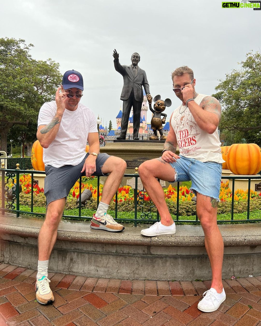 Kristen Bell Instagram - Free content for @dilfs_of_disneyland