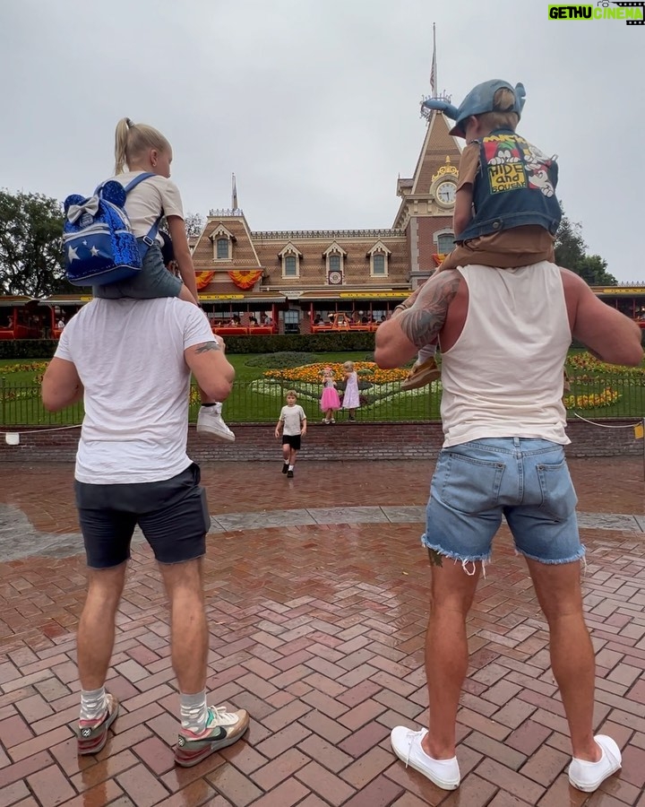 Kristen Bell Instagram - Free content for @dilfs_of_disneyland