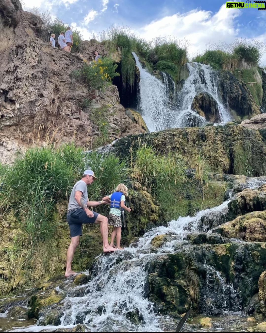Kristen Bell Instagram - @southforklodge Swan Valley, Idaho, on the Snake River ๐ Thank you @mmcnearney and @jimmykimmel - youโre the best hosts in the biz. And happy birthday to our Queen @nfscott ๐