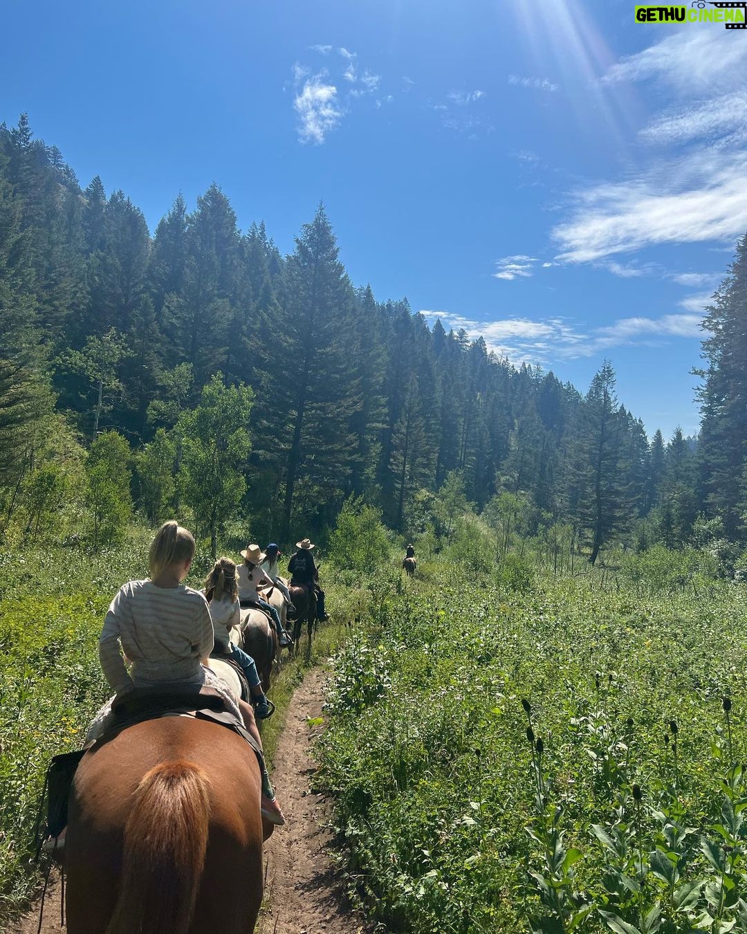Kristen Bell Instagram - @southforklodge Swan Valley, Idaho, on the Snake River ๐ Thank you @mmcnearney and @jimmykimmel - youโre the best hosts in the biz. And happy birthday to our Queen @nfscott ๐