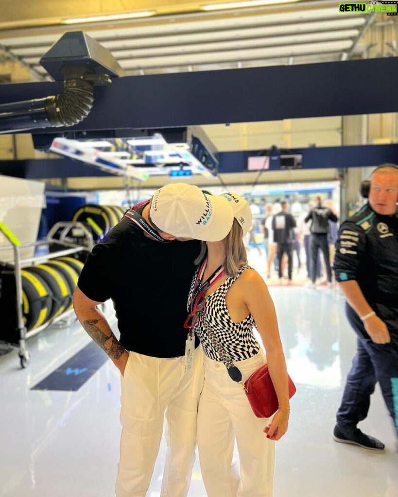 Kristen Bell Instagram - What an absolute dream!! Thank you @williamsracing 💙 @f1