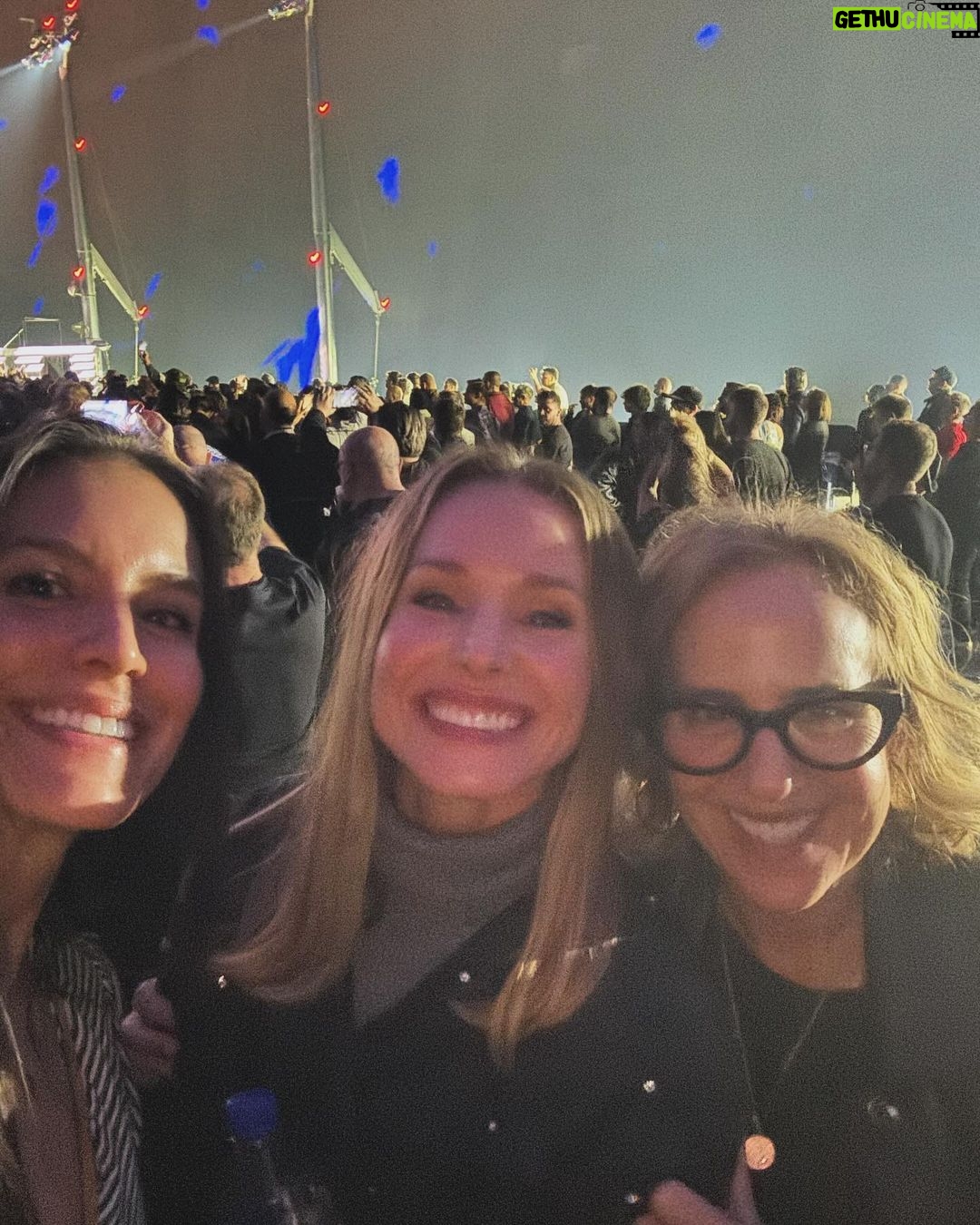 Kristen Bell Instagram - Have you ever had an experience that can’t really fit inside the words to describe it? That was last night for us at @spherevegas !! A triple date, immersive stimuli and a mind blowing acoustic cover of Sunday Bloody Sunday. 10/10!